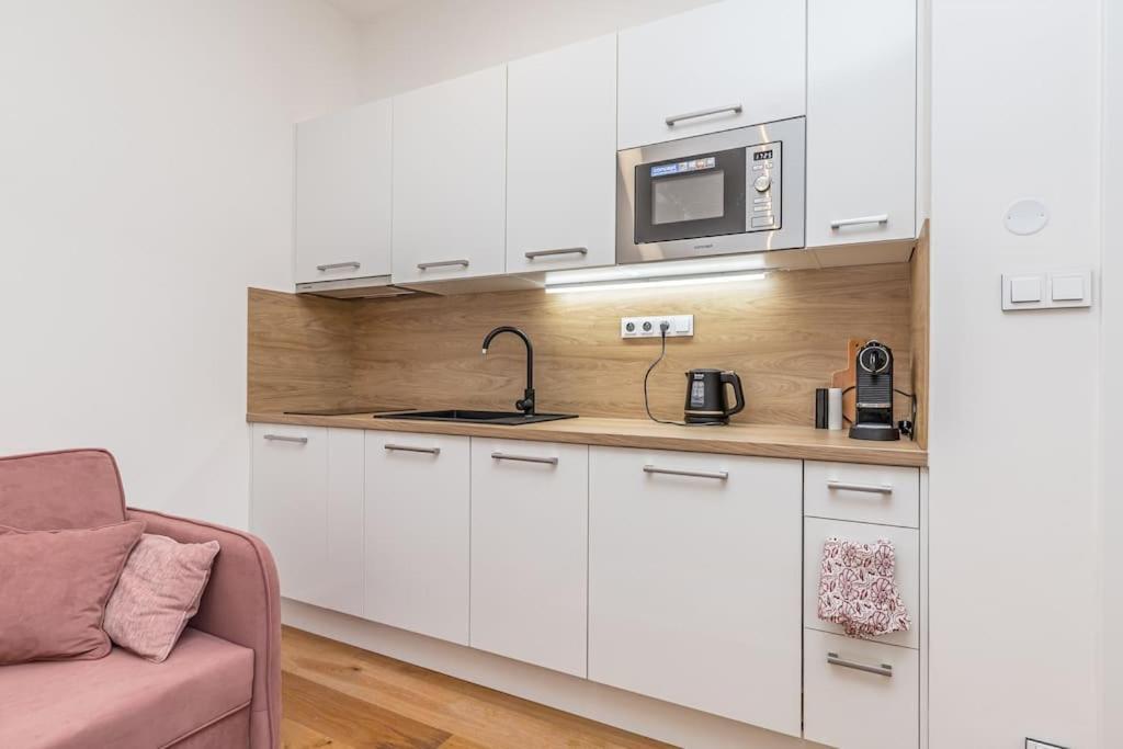 Cozy Quiet New Apartment In Karlin Square Прага Екстер'єр фото